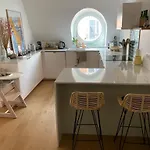 Beautiful Kids Friendly Apartment With Montmartre View